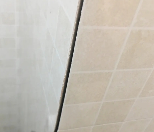 寿县瓷砖空鼓维修公司分享阳台瓷砖脱落的修复过程可以分为以下几个步骤