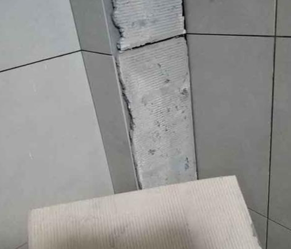 寿县瓷砖空鼓维修公司分享下厨房瓷砖脱落的补救措施。